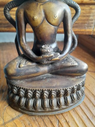 Figura de Buda  protegido por el rey Naga. Bronce.