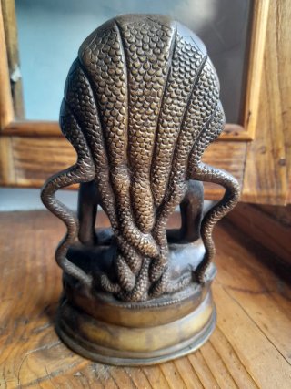 Figura de Buda  protegido por el rey Naga. Bronce.