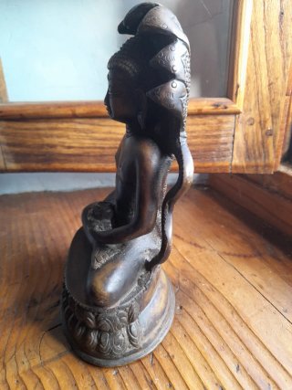 Figura de Buda  protegido por el rey Naga. Bronce.