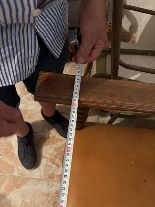 Silla de madera con asiento de cuero
