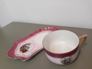 Taza y base de porcelana dorada