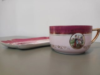 Taza y base de porcelana dorada