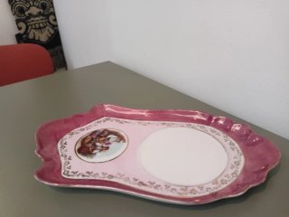 Taza y base de porcelana dorada