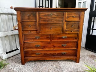Mueble aparador de madera con cajones