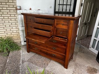 Mueble aparador de madera con cajones