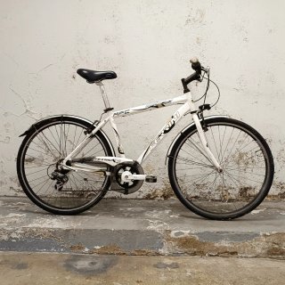 Bici híbrida trekking paseo ciudad