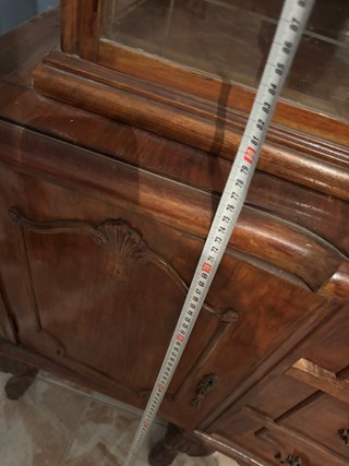 Vitrina de madera y cristal