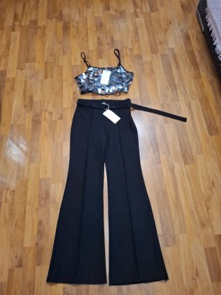 Conjunto Zara top lentejuelas y pantalón negro