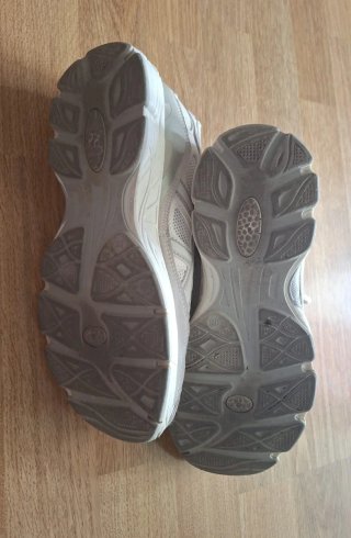 Zapatillas deportivas grises y blancas