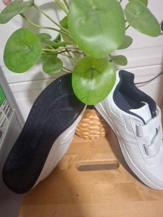 Zapatillas blancas con velcro