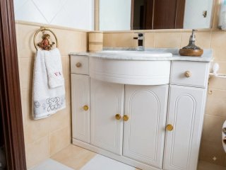 Mueble de baño con lavabo y mármol
