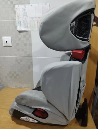 Sillita de coche para niño gris