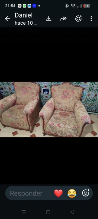 2 Sillones de tela con estructura de madera