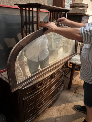 Espejo de madera con marco curvo