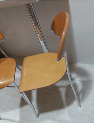 3  Sillas de madera y estructura cromada .