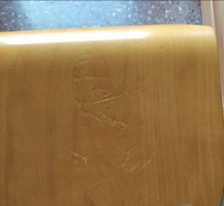 3  Sillas de madera y estructura cromada .