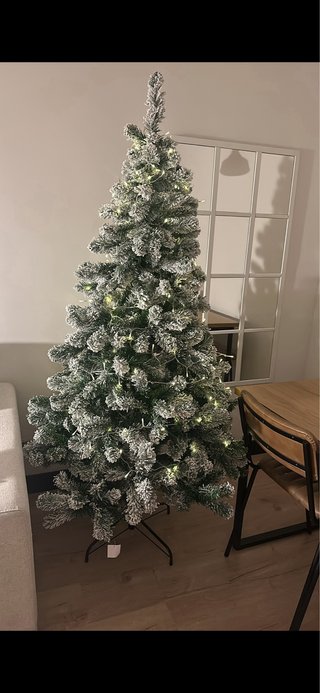 Árbol de Navidad con nieve