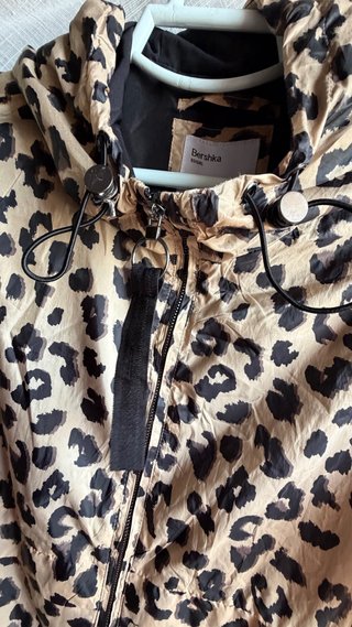 Chaqueta leopardo con capucha
