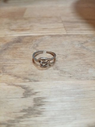 Anillo Plata Ojo de Horus  se adapta al dedo.