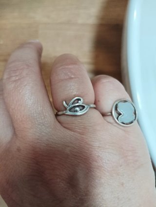 Anillo Plata Ojo de Horus  se adapta al dedo.