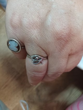 Anillo Plata Ojo de Horus  se adapta al dedo.