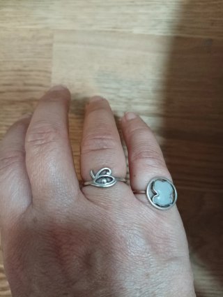 Anillo Plata Ojo de Horus  se adapta al dedo.