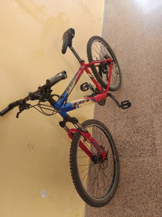 Bicicleta de Montaña Roja y Azul
