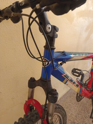 Bicicleta de Montaña Roja y Azul