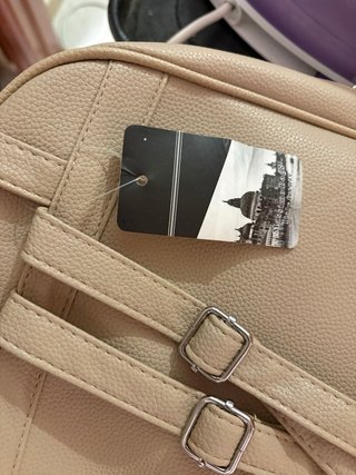 Mochila beige acolchada