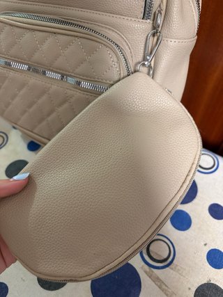 Mochila beige acolchada
