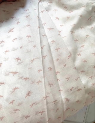 Tela blanca con estampado de pájaros