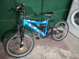 Bicicleta infantil azul con suspensión