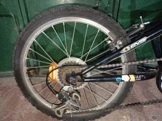 Bicicleta infantil azul con suspensión
