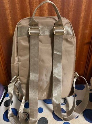 Mochila Beige con Cremalleras Doradas