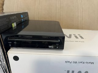 Nintendo Wii Negra + Mario Kart Wii Pack