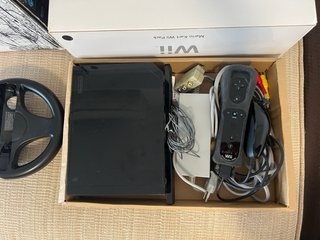 Nintendo Wii Negra + Mario Kart Wii Pack