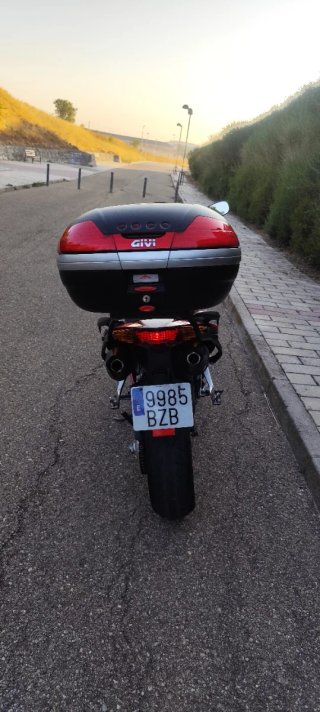 Honda VFR 800 Roja y Dorada.