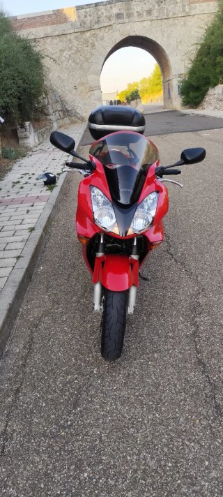 Honda VFR 800 Roja y Dorada.
