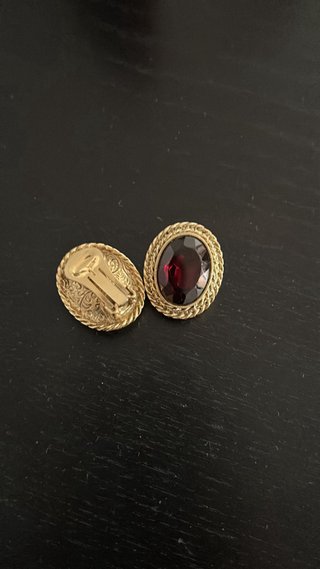 Bisutería antigua dorada con detalles rojos