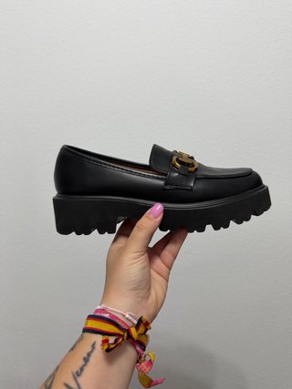 Mocasines negros con plataforma y hebilla