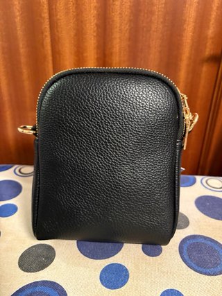 Bolso negro con correa estampada