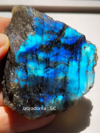 Labradorita natural con destellos azules