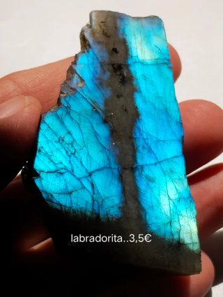 Labradorita natural con destellos azules