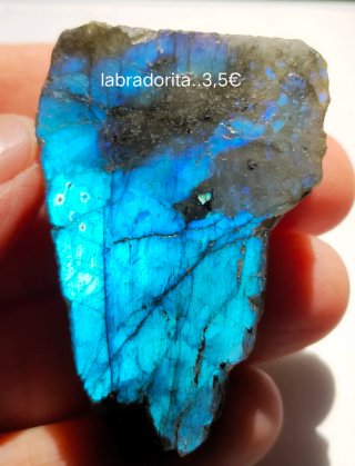 Labradorita natural con destellos azules