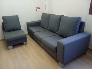 Sofá modular gris con opción de chaise longue