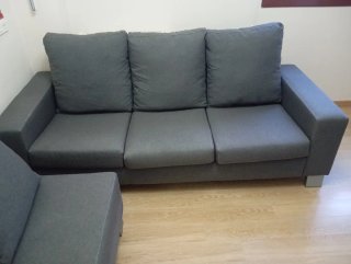 Sofá modular gris con opción de chaise longue