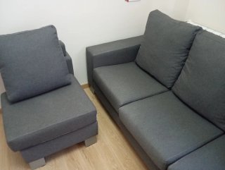 Sofá modular gris con opción de chaise longue