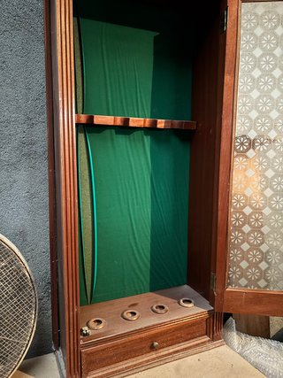 Vitrina de madera para caña de pescar