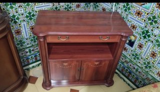 Mesa auxiliar de madera oscura