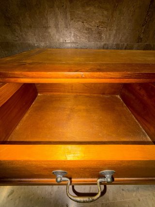 Mesa baja de madera con cajones